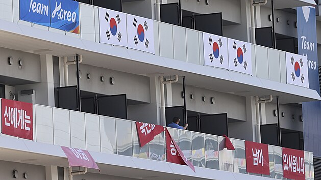 Jihokorejt sportovci vyvsili na balkonech v olympijsk vesnici v Tokiu transparenty pipomnajc nkdej konflikt jejich zem s Japonskem. Po upozornn Mezinrodnho olympijskho vboru je zase odstranili.