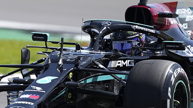 Lewis Hamilton ve sprintové kvalifikaci na Velkou cenu Británie v Silverstonu.