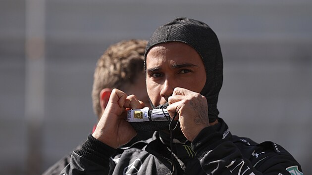 Zklamaný Lewis Hamilton po sprintové kvalifikaci na Velkou cenu Británie v Silverstonu.