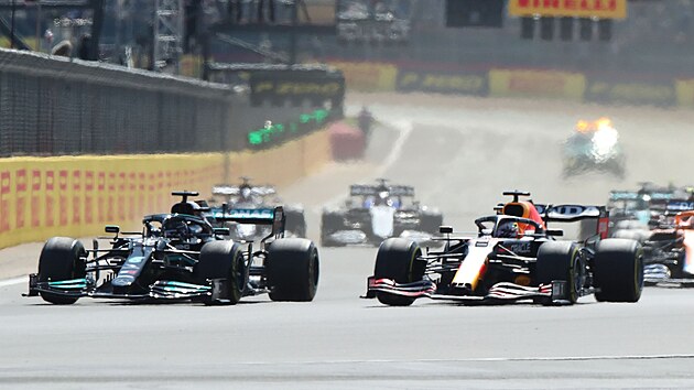 Max Verstappen a Lewis Hamilton po startu Velk ceny Britnie formule 1.