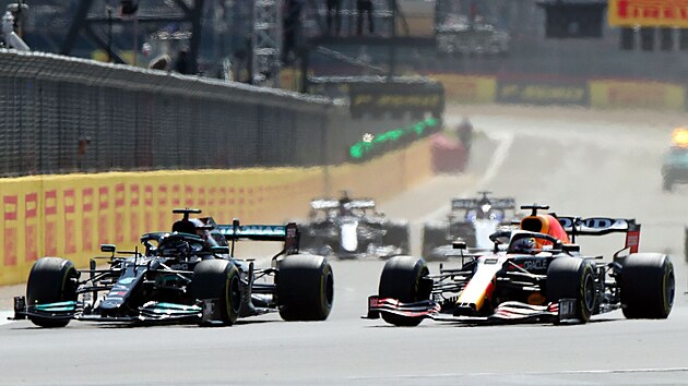 Max Verstappen a Lewis Hamilton po startu Velk ceny Britnie formule 1.