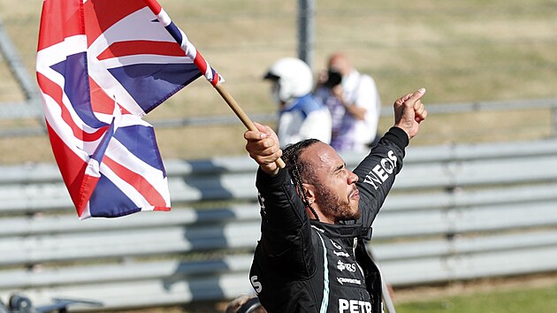 Lewis Hamilton slav triumf ve Velk cen Britnie formule 1.