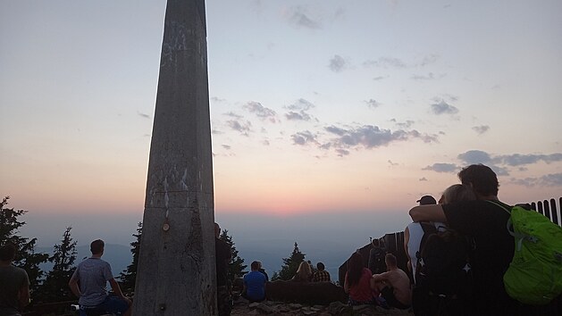 Večer na vrcholu Lysé hory. Turistů letos do Beskyd vyráží více než v minulých letech.