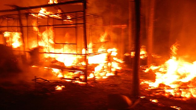 V kempu Radava u Orlické přehrady hořely karavany a kus lesa.(13.7.2021)