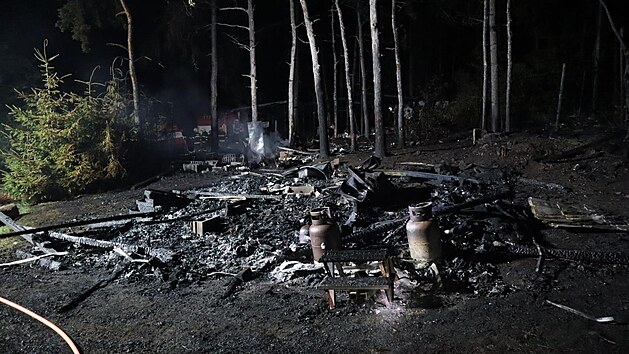 V kempu Radava u Orlické přehrady hořely karavany a kus lesa.(13.7.2021)