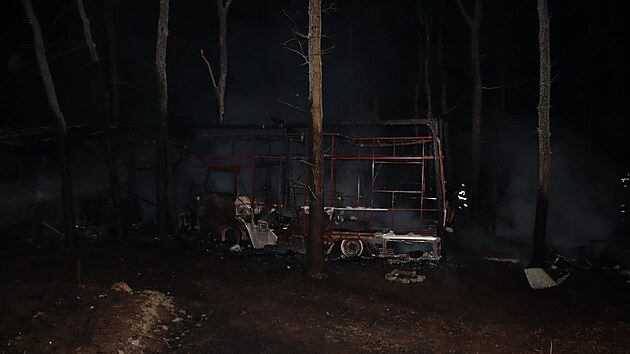 V kempu Radava u Orlické přehrady hořely karavany a kus lesa. (13.7.2021)