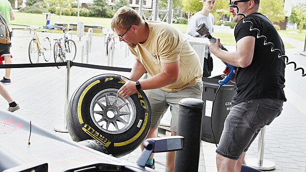 Pi zvodech Formule 1 mechanici zvldnou vymnit tyi kola i za mn ne dv sekundy. Soutn tmy si stejn kol vyzkouely v kampusu Jihoesk univerzity v eskch Budjovicch.