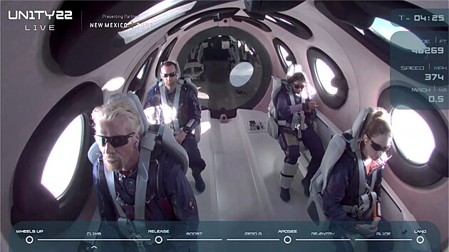 Britsk miliard Richard Branson se z kosmodromu Spaceport America v Novm Mexiku vydal k hranici vesmru v rmci testovacho letu raketoplnu VSS Unity sv spolenosti Virgin Galactic. (11. ervence 2021)