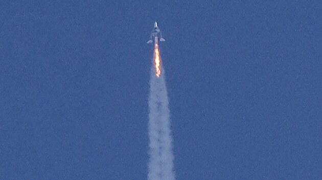 Britsk� miliard�� Richard Branson dos�hl v r�mci testovac�ho letu raketopl�nu VSS Unity sv� spole�nosti Virgin Galactic hranice vesm�ru. (11. �ervence 2021)