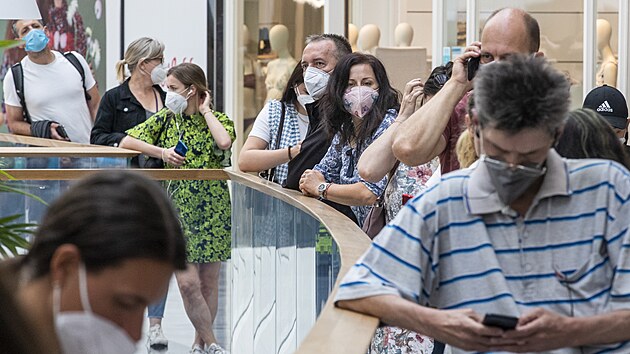 Okovac msto IKEMu v praskm obchodnm centru Chodov elilo dalmu jet vtmu nporu zjemc o okovn bez rezervace. ekac doba se pes den pohybovala i hodn pes dv hodiny. (14. ervence 2021)