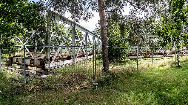 Torzo stoletého mostu v hradeckých Svinarech u řeky Orlice (12. 7. 2020)
