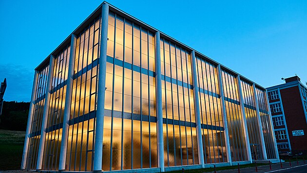 B�hem vzpom�nkov� akce k 89. v�ro�� �mrt� Tom�e Bati se pam�tn�k nad Zl�nem rozsv�til (�ervenec 2021).