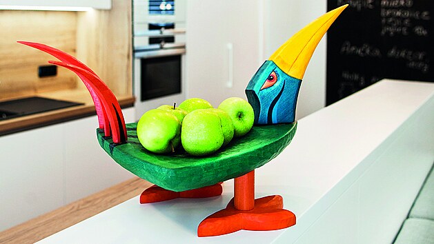 Interiér zútulňují mladistvé nápady a detaily, jako tato dřevěná „ptačí“ mísa na ovoce.
