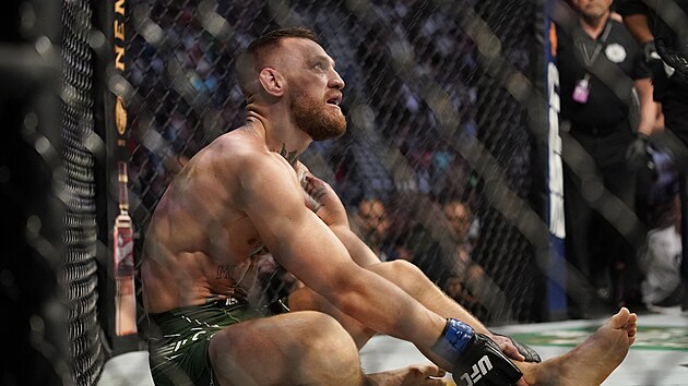 MMA zpasnk Conor McGregor jen tko v, e si zlomil nohu