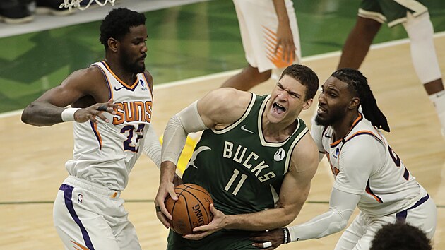 Basketbalisté Phoenix Suns brání Brooka Lopeze (11) z Milwaukee Bucks.