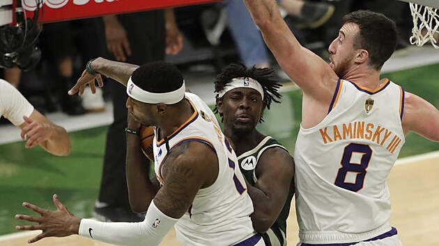 Momentka z třetího finálového zápasu NBA Milwaukee Bucks a Phoenix Suns.