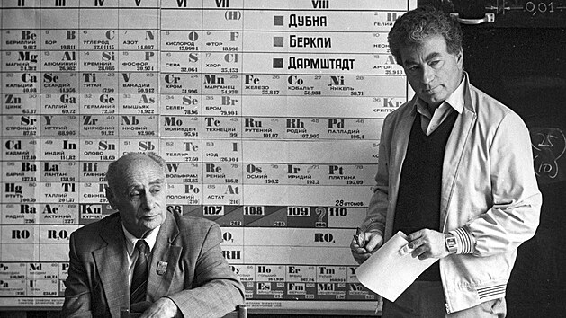 Čestný ředitel laboratoře jaderné reakce, Georgy Flyorov (vlevo) a akademik Akademie věd SSSR Yury Oganesyan. Společný institut pro jaderný výzkum (Periodická tabulka prvků Dmitrije Mendělejeva).