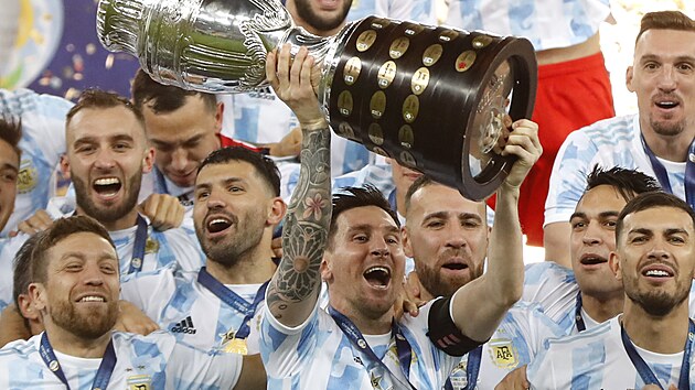 Argentinsk kapitn Lionel Messi tm trofej pro ampiony turnaje Copa Amrica.