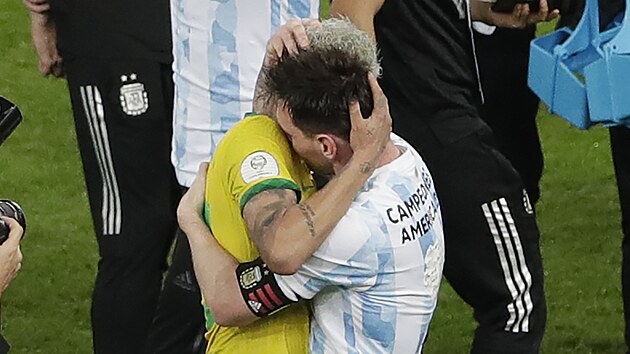 Brazilsk kapitn Neymar (vlevo) gratuluje svmu argentinskmu kolegovi Lionelu Messimu k triumfu na Copa Amrica.