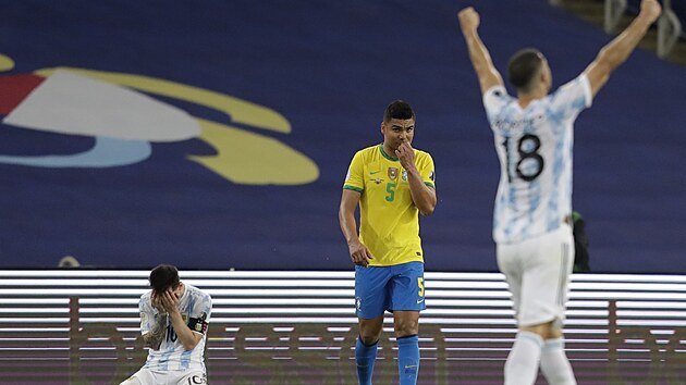 Argentinsk kapitn Lionel Messi (vlevo) slav po finlovm triumfu nad Brazli, stal se ampionem na Copa Amrica.