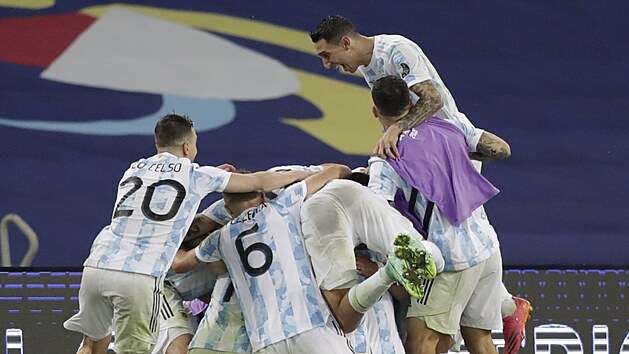 Argentint fotbalist oslavuj triumf na Copa Amrica.