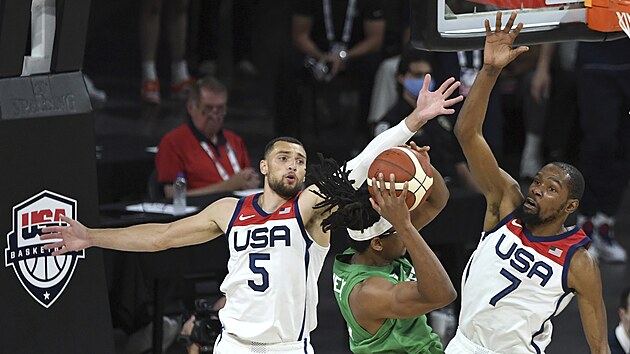 Amerit reprezentanti Zach LaVine (5) a Kevin Durant (7) se sna zastavit nigerijskho basketbalistu Chimu Monekeho.