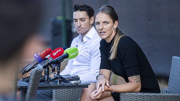 Karolína Plíšková jako finalistka Wimbledonu na tiskové konferenci po návratu do Prahy. V pozadí její manžel a manažer Michal Hrdlička.