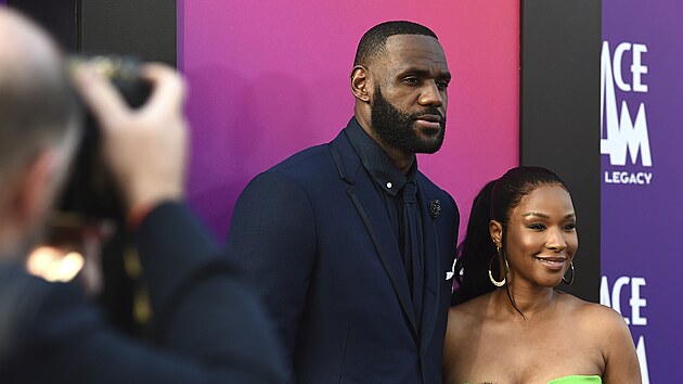 LeBron James s manelkou Savannah Brinsonovou a dcerou Zhuri na premie filmu Space Jam: Nov zatek