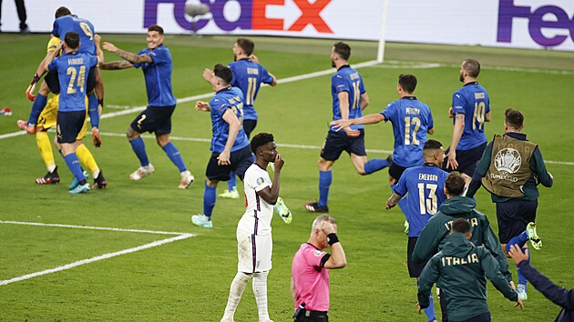 Anglian Bukayo Saka (v blm) zahodil penaltu. Italt fotbalist oslavuj evropsk titul.