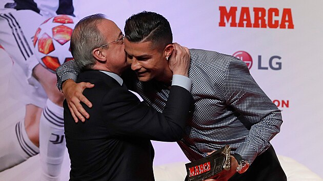 VLÍDNÝ VZTAH? Zdá se, že Florentino Pérez náklonnost ke Cristianu Ronaldovi jen předstíral.