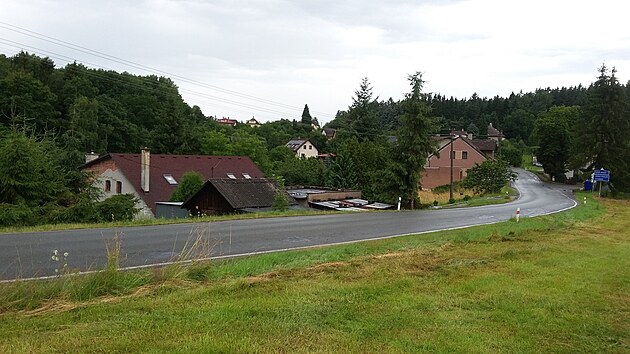ŘSD vykoupí část dvojdomu (vlevo) na začátku Kramolny. Na snímku není přímo vidět, domek se nachází pod úrovní silnice, zakrývají ho stromky.
