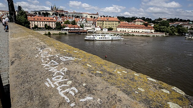 Neznm vandal posprejoval st Karlova mostu v Praze. Podle policie je npis u sochy Jana Ktitele velk zhruba 30 centimetr. (18. ervence)