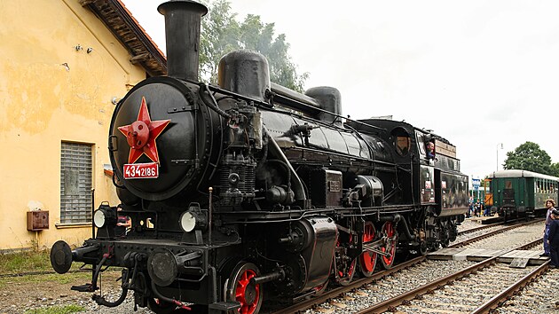 Parní vlak s lokomotivou 434.2186 Čtyřkolák přijel na oslavy výročí 120 let od otevření trati Pňovany -Bezdružice v rámci takzvaného Bezdružického parního léta. (17. 7. 2021)
