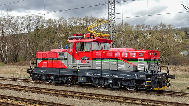 Lokomotiva 210.072 společnosti KDS-Kladenská dopravní a strojní na první zkušební jízdě po rekonstrukci