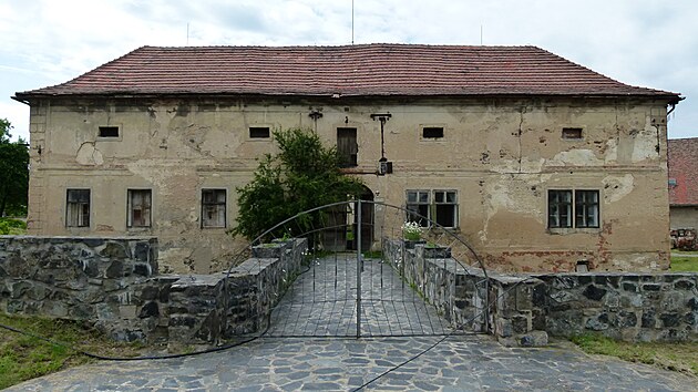 Po roce 1945 vyuval zmek Sttn statek Praha-vchod. Vechny budovy byly v kritickm stavu, kostel vykraden, zdevastovan, fara podmen, zmek bez strop, oken a dve. 