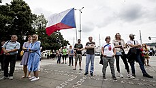Demonstrace odprc vakcinace dtí na Palackého námstí v Praze. (17. ervence...