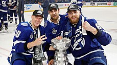 Jan Rutta (uprostřed) slaví druhý Stanley Cup se spoluhráči Ondřejem Palátem...