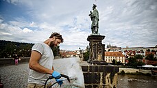 Restaurátor Jakub Tluho od ranních hodin pracuje na Karlov most na...