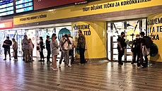 Očkovací centrum na hlavním nádraží v Praze v první den provozu. (12. července...