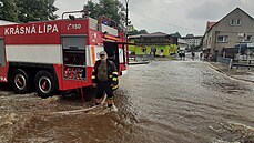 Voda v Dolní Poustevně během chvilky zatopila několik desítek domů. Na pomoc...