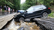 Hřensko, povodní poničená auta před hotelem Klepáč. (18. července 2021)