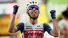 Bauke Mollema slaví vítězství ve čtrnácté etapě na Tour de France.