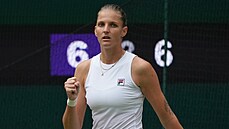 eská tenistka Karolína Plíková slaví zisk druhé sady ve finále Wimbledonu...