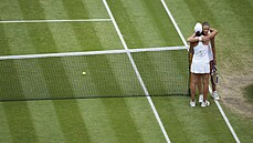 Česká tenistka Karolína Plíšková (vpravo) se po zápase objímá s čerstvou...