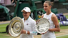 Ashleigh Bartyová (vlevo) a Karolína Plíšková s trofejemi po odehraném finále...