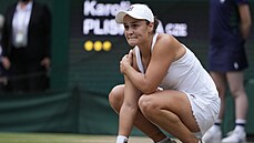 Ashleigh Bartyová vítzí ve finále Wimbledonu.