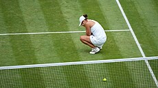 Dojatá Ashleigh Bartyová se raduje z vítězství ve Wimbledonu.