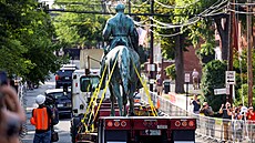 Dlníci v Charlottesville v americkém stát Virginia demontují sochu generála...
