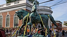 D�lníci v Charlottesville v americkém stát� Virginia demontují sochu generála...
