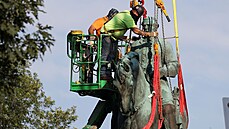Dělníci v Charlottesville v americkém státě Virginia demontují sochu generála...